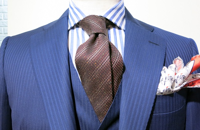 azabu tailorのシャドウストライプのネイビースーツの画像