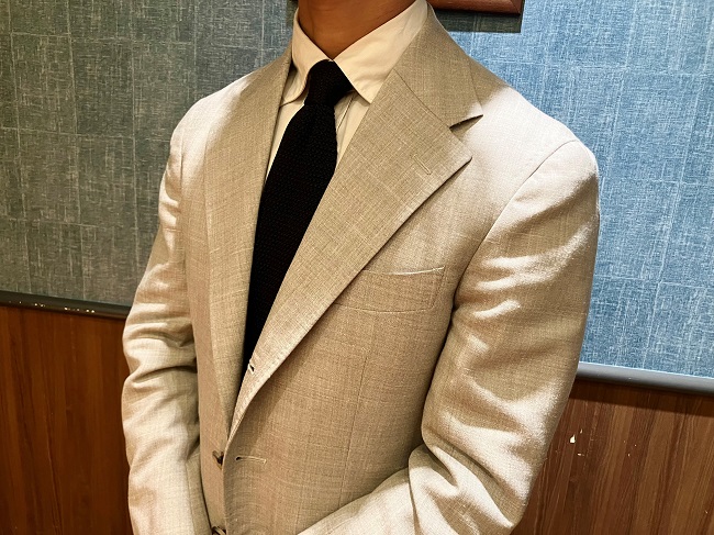 男は正面で語る。