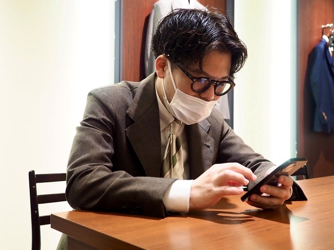 ブラウンスーツ人気上がってます。