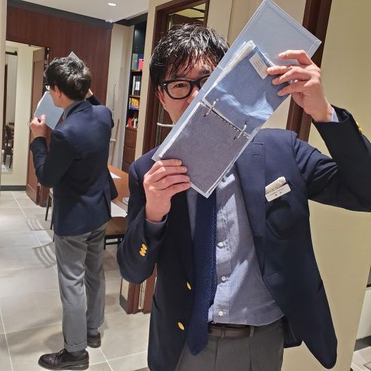 【銀座 オーダースーツ】紺ブレに好相性！シャンブレーシャツ