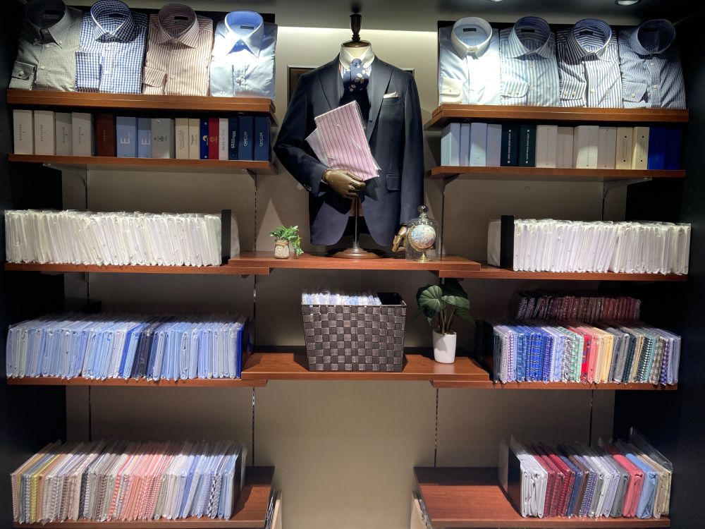 ビジネスカジュアルなシャツ