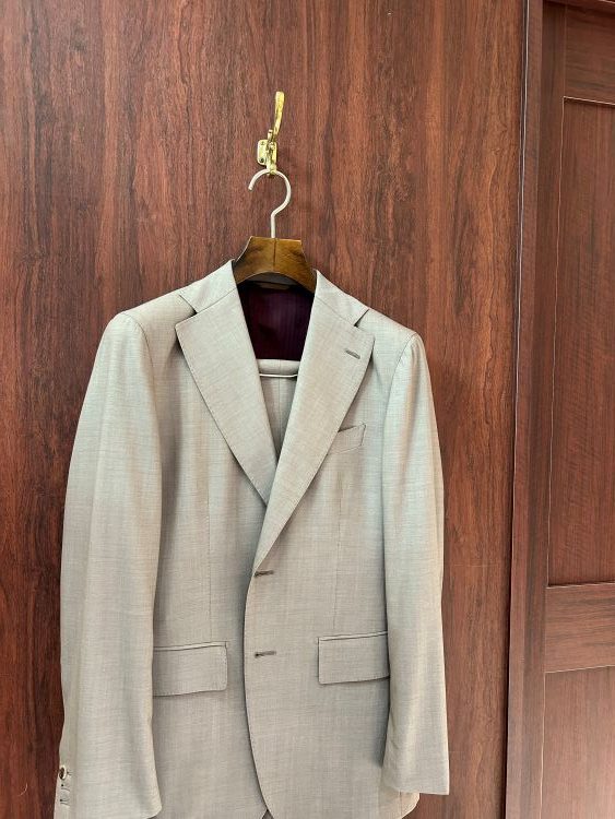 春夏のスーツは仕立てで工夫を！！