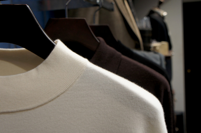 カシミア混のニット、ご好評いただいております。