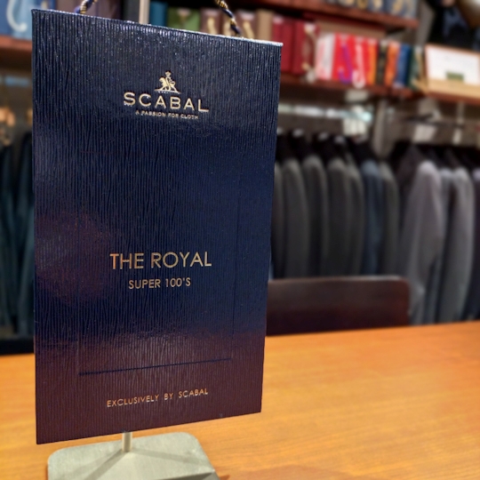 至高のブラウンスーツはSCABALで。