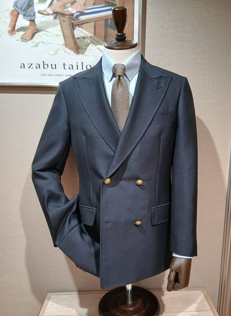 麻布テーラー広島店のチャンピオンモヘア生地　ネイビーでWブレザーを仕立てたサンプルの画像
