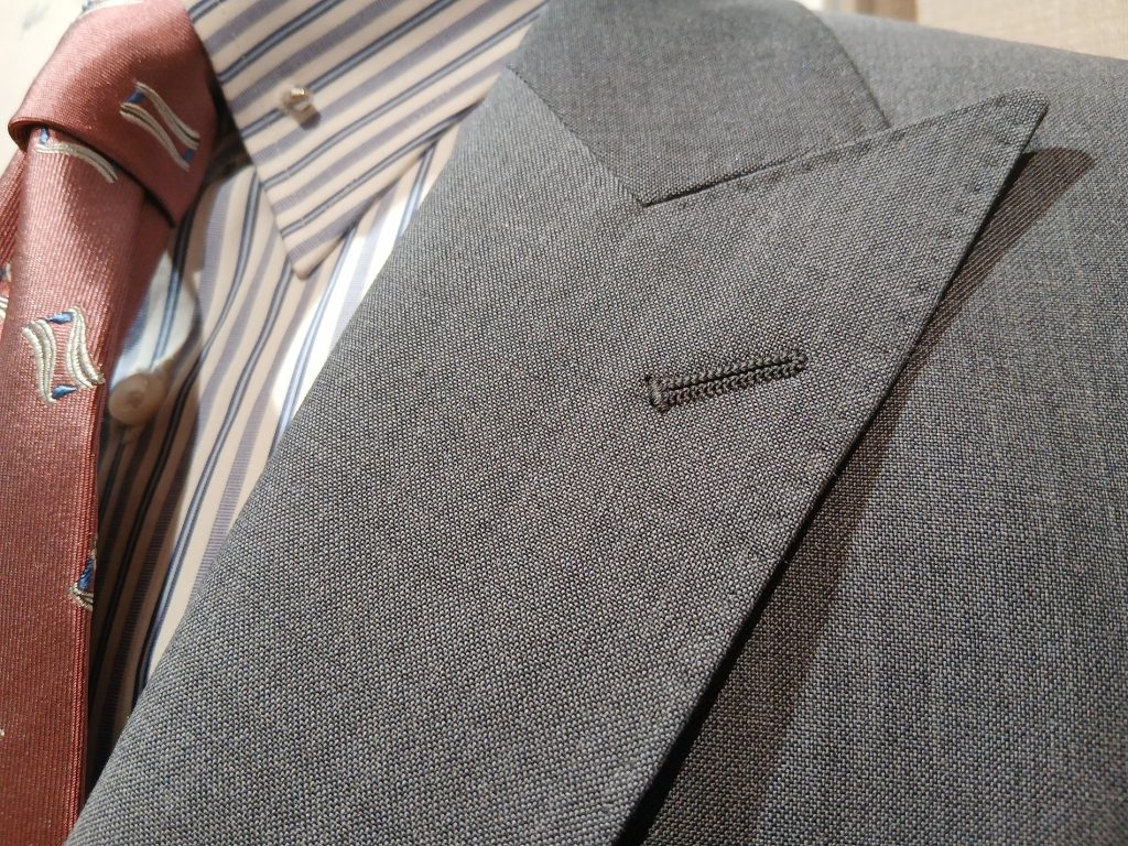 麻布テーラー広島店のドーメル、スーパーブリオ生地で仕立てたグレースーツの生地の表面感を現した画像
