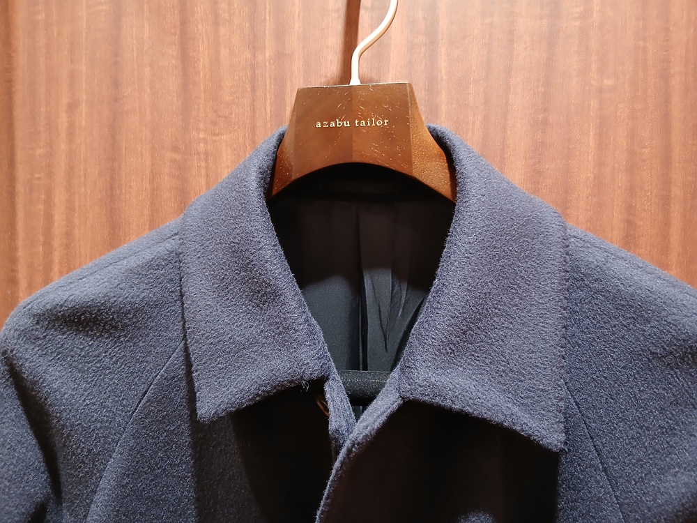 麻布テーラーのオリジナル木製ハンガーでカシミヤコートを保管するイメージ画像