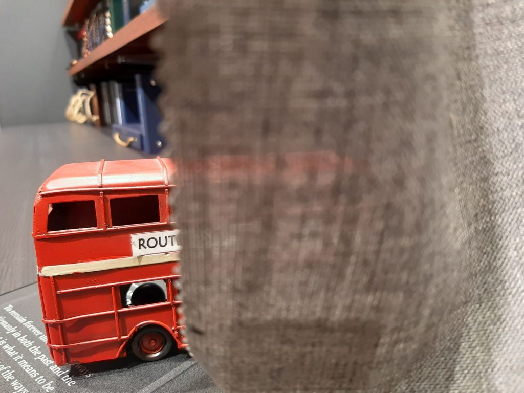 フレスコ生地の通気性を具体的にわかりやすく見せた画像
