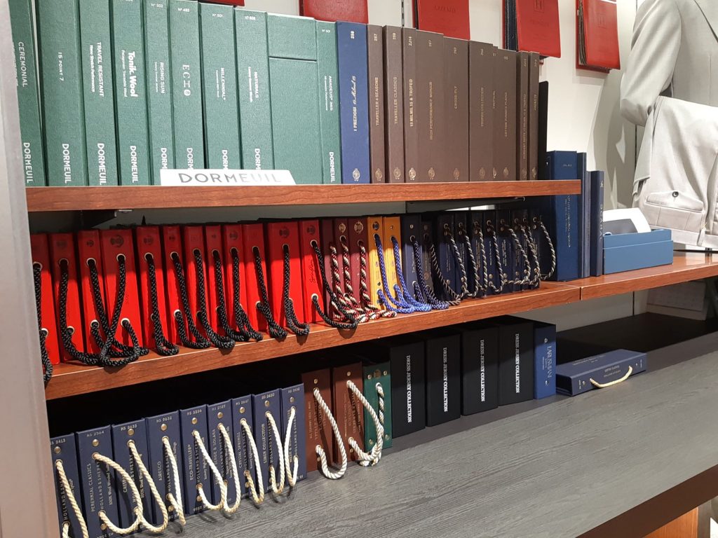 麻布テーラー広島店の３０００種類におよぶ生地品揃えの一部
