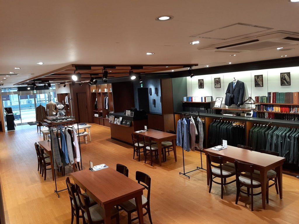 麻布テーラー広島店の店内のゆとりある接客スペース