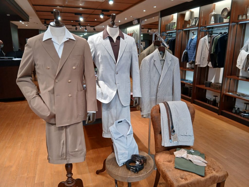 【夏のスーツの正解】もうスペアパンツで悩まない！プロがすすめるセットアップという選択　麻布テーラー広島店