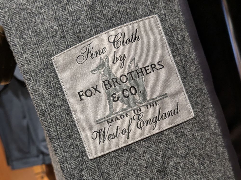 名門「FOX BROTHERS」で仕立てるトレンチコート