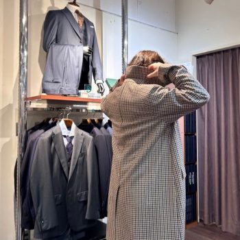 シンプルで洗練されたバルマカーンコート。