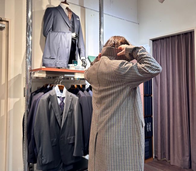 シンプルで洗練されたバルマカーンコート。