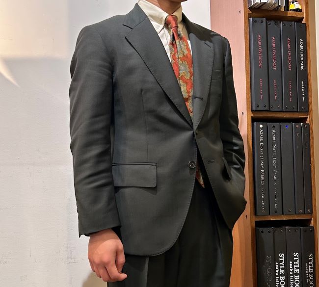 上品さとお洒落感を演出できるカーキスーツ。