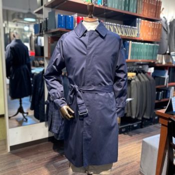 ビジネスから休日まで大活躍。大人のトレンチコート。