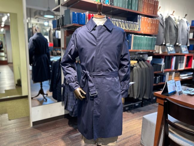 ビジネスから休日まで大活躍。大人のトレンチコート。