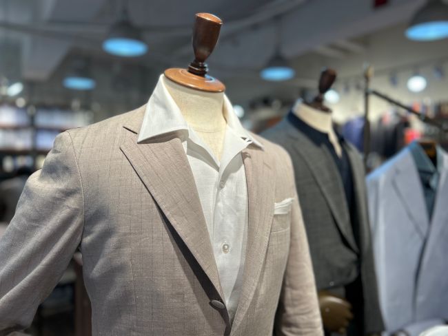 大人の余裕を纏う、オープンカラーシャツ