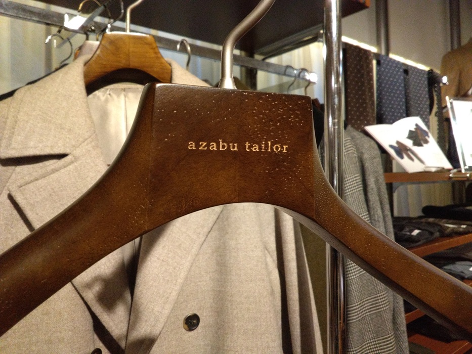 キラリと輝く “麻布テーラー” の文字