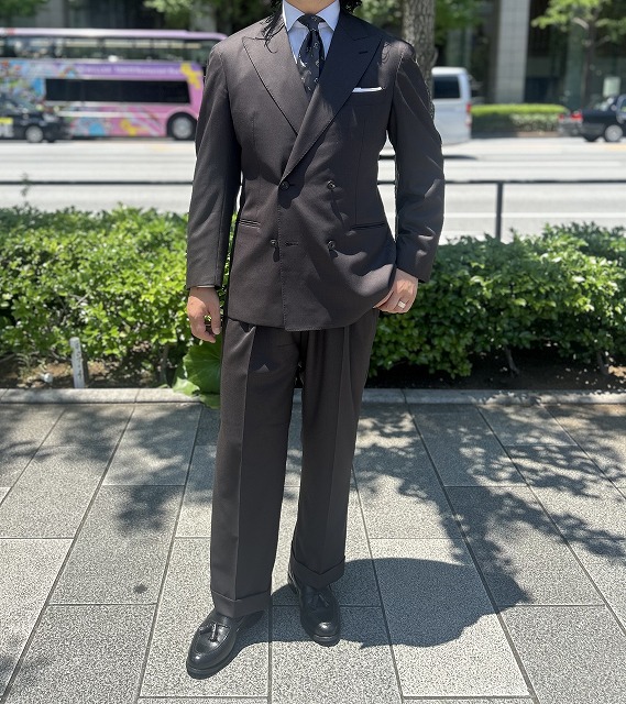 【STAFF SNAP】エリア長の4×2ダブルスーツ