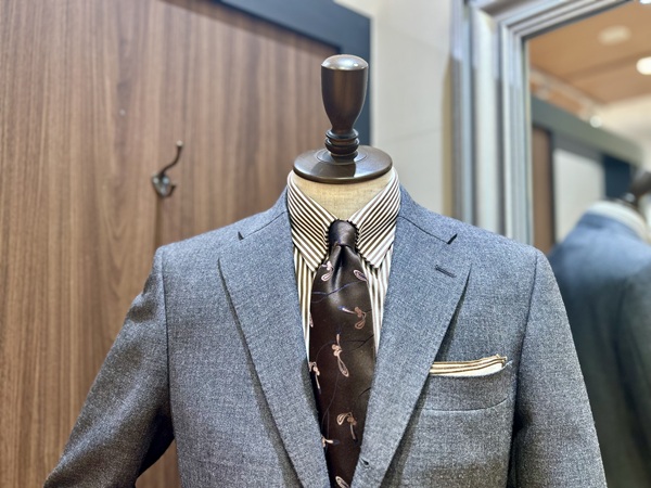 これからの季節におすすめ！ドライタッチな春夏スーツ２選！