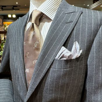 春夏スーツ、イギリス生地ならドライタッチの清涼感を