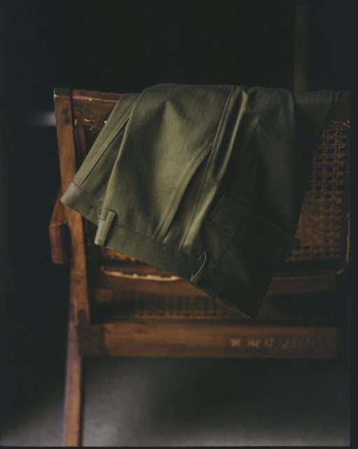 ドレッシーにミリタリーテイストを楽しむ~ドレスベイカーパンツ