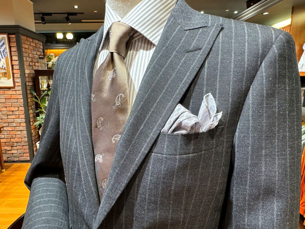 春夏スーツ、イギリス生地ならドライタッチの清涼感を