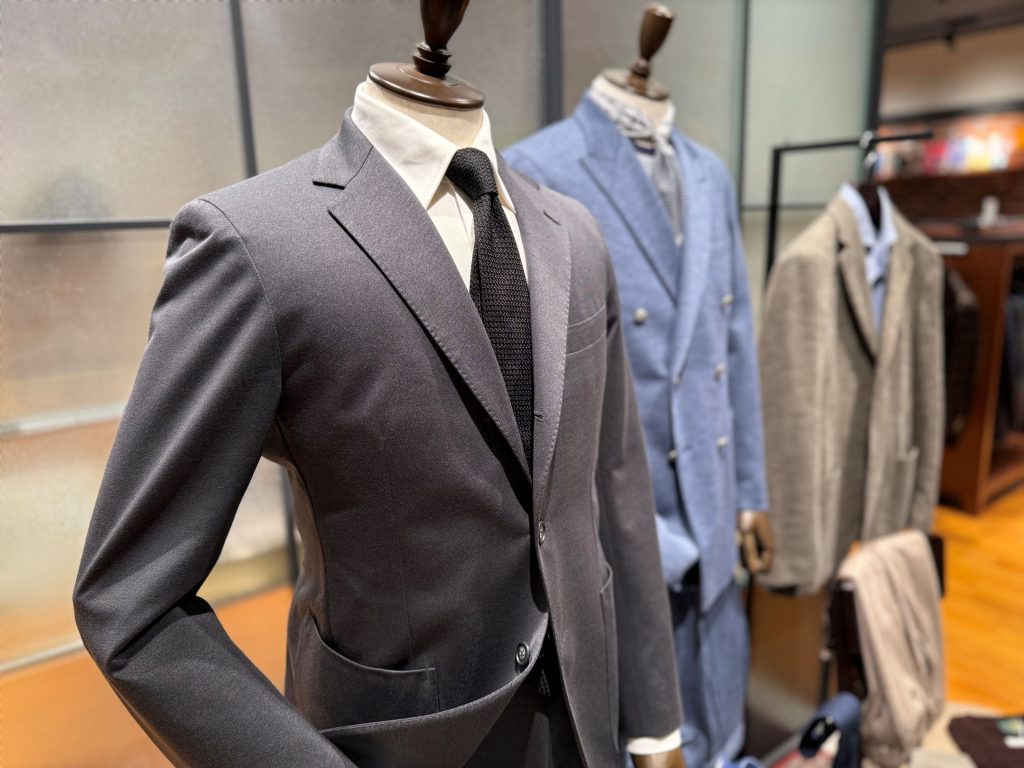 日本の夏を軽やかに”いなす”、ジャージースーツの魅力