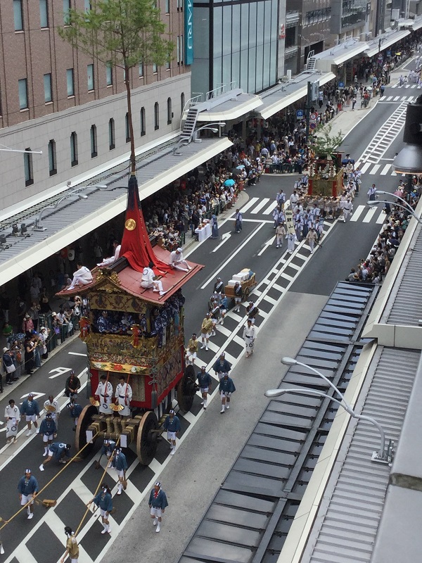 祇園祭の途中に涼みながら