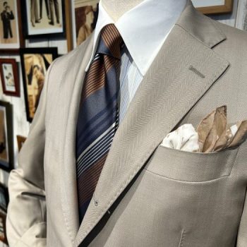 春らしい色味のスーツ