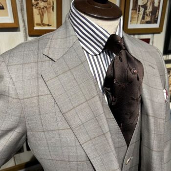 春らしい色味のスーツ②