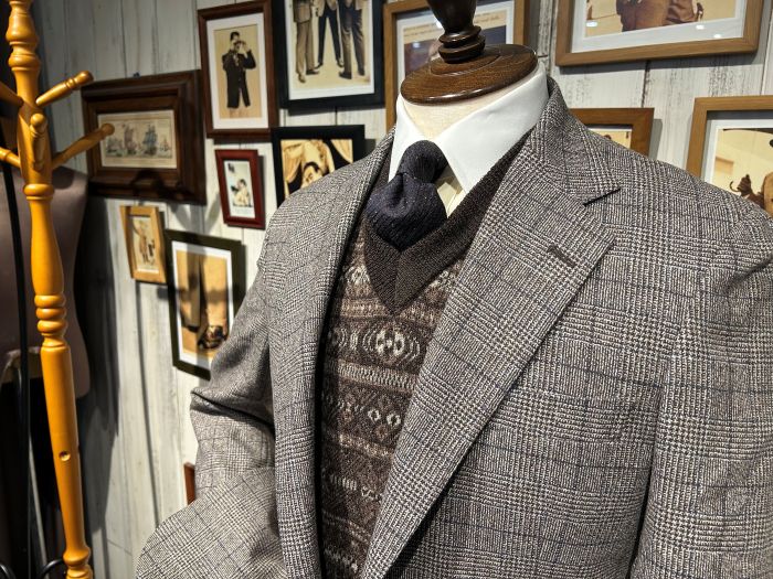 テーラードスタイルにニットベスト