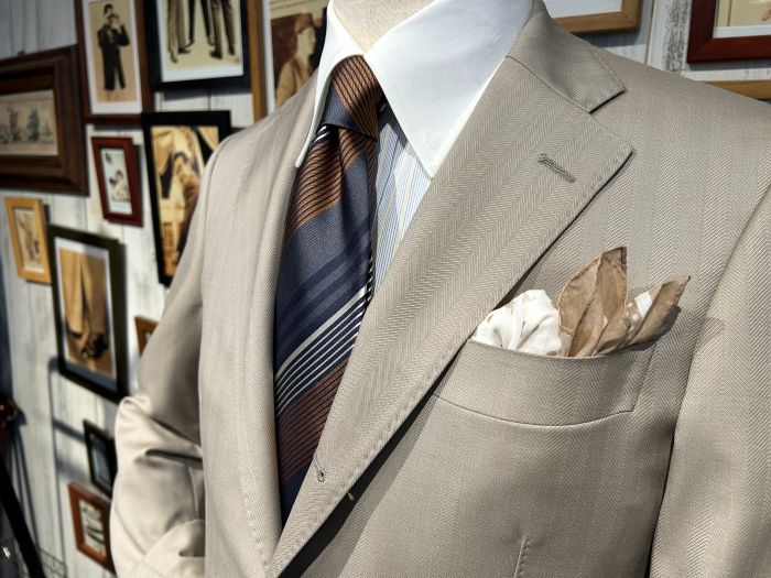 春らしい色味のスーツ