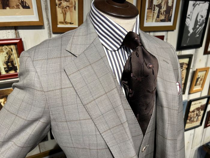 春らしい色味のスーツ②