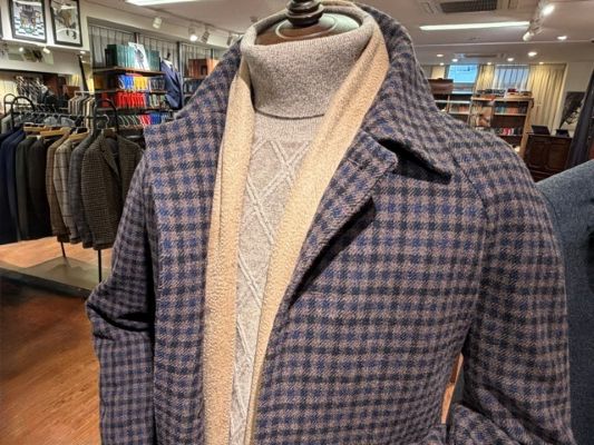 シンプルな装いを格上げするカシミヤマフラー
