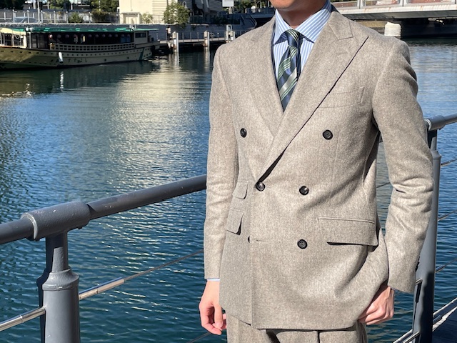 大人の余裕を感じさせるダブルブレストスーツ