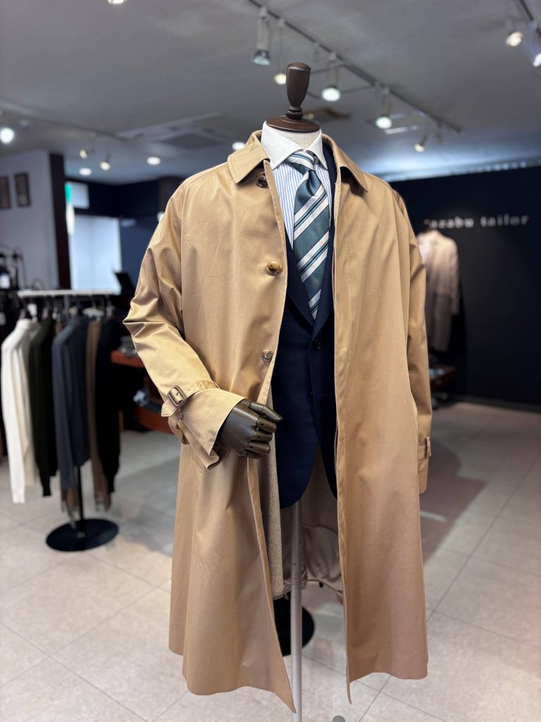 さらっと羽織れるスマートトレンチ