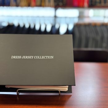 軽やかに着こなすジャージースーツ