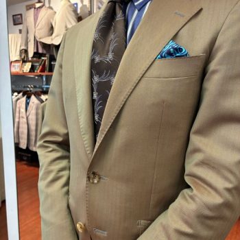 春スーツはソラーロ生地が最適