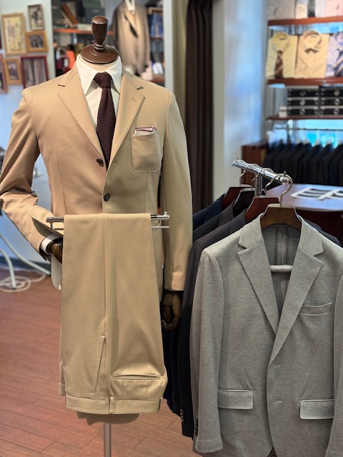 ジャージー素材でセットアップスーツ