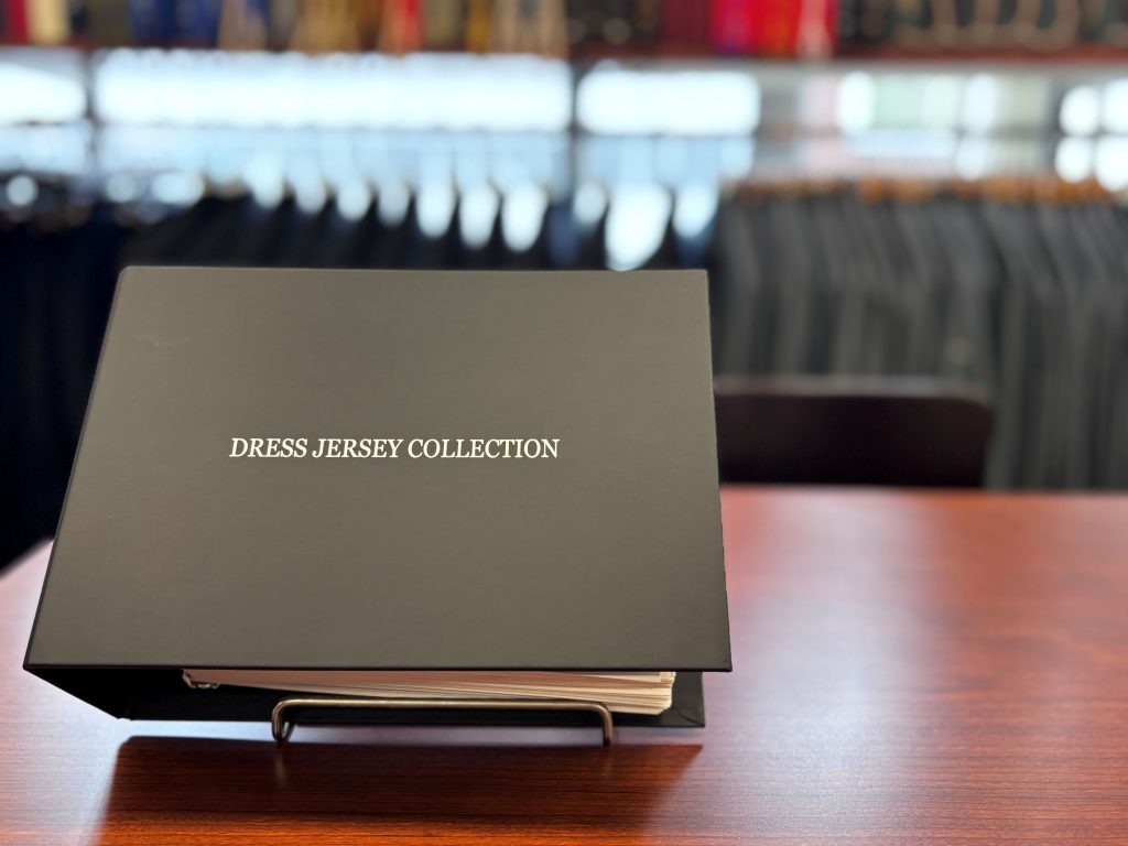 軽やかに着こなすジャージースーツ