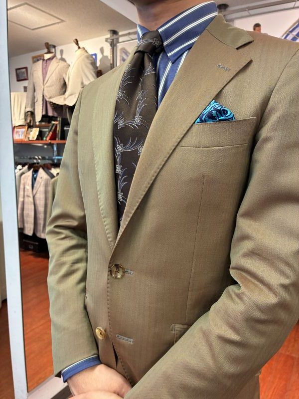 春スーツはソラーロ生地が最適