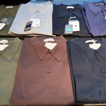 シンプルな装いのアクセント