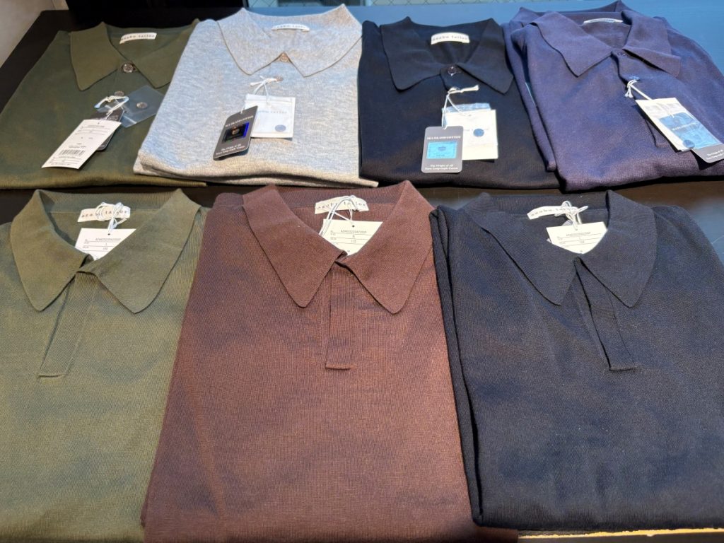 シンプルな装いのアクセント