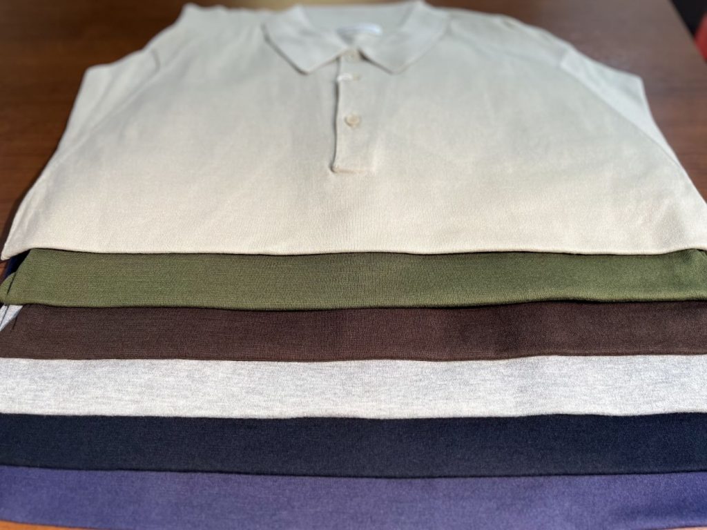 ニットポロ、入荷してます。