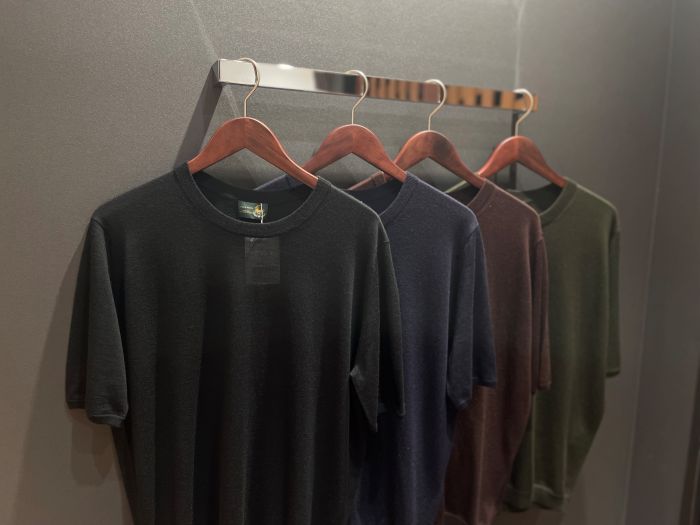ニットTシャツでいつもより上品なカジュアルを