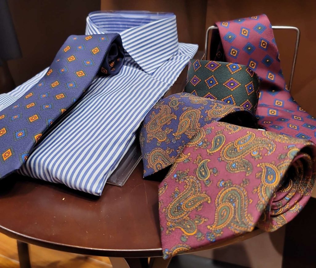 新作のネクタイ入荷してます