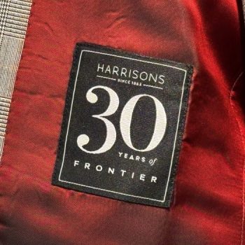 【仕立ててみた】これで平織り⁉30周年を迎えた高級テーラー御用達英国スーツとは…