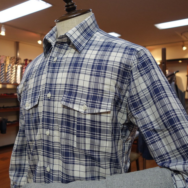 季節を楽しむリネンシャツ